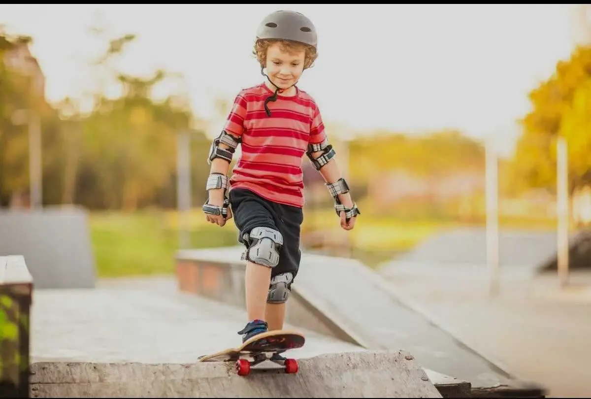 Беговел со скольки лет. Мальчик на скейтборде. Ребенок на скейте. Скейт для детей. Мальчик катается на скейте.